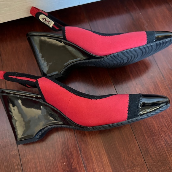 Anne Klein 8.5M Red and Black Wedge - Picture 10 of 11